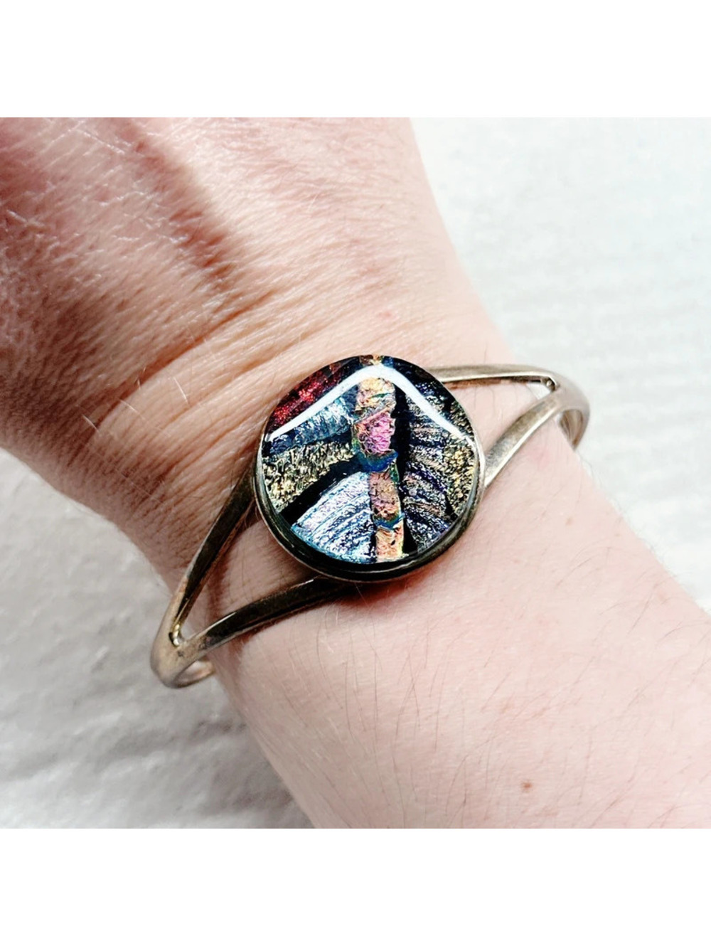 5516gc. Silvertone Art Glass Cuff Bracelet